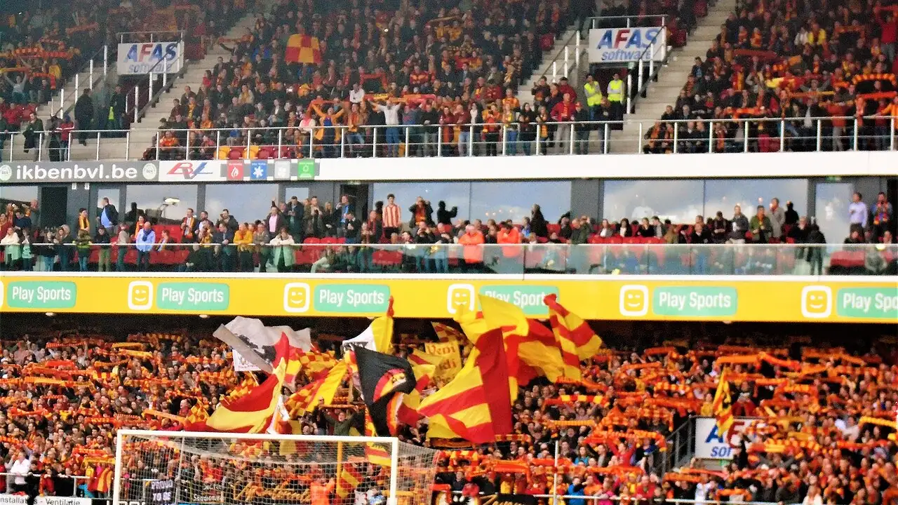 Supporters van KV Mechelen in het AFAS-stadion, voor de match tegen Waasland-Beveren, maart 2018